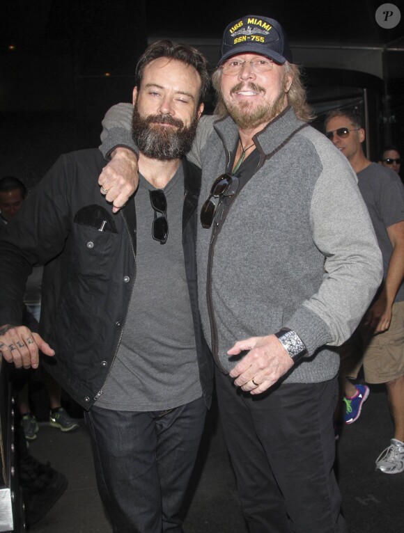 Barry Gibb et son fils Steve vont à l'aéroport de New York le 25 mai 2014. 