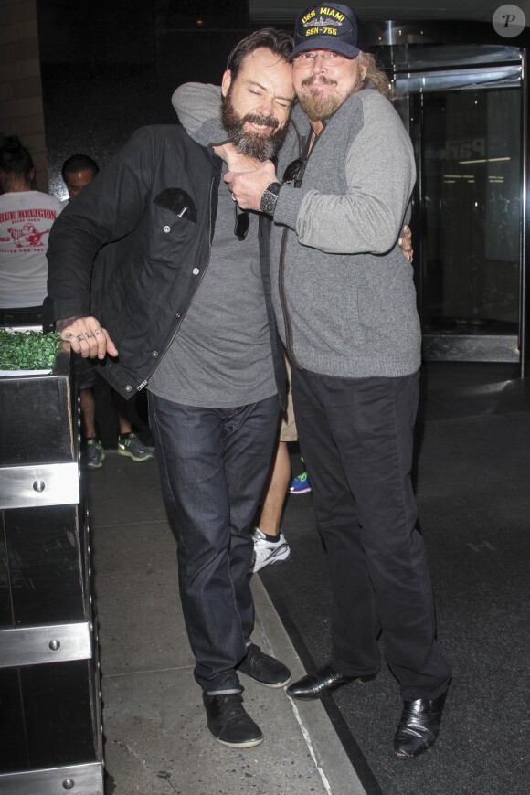 Barry Gibb et son fils Steve quittent leur hôtel pour aller à l'aéroport de New York le 25 mai 2014. 