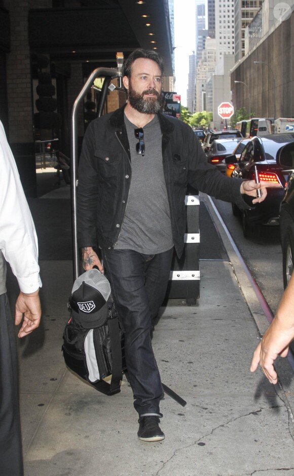Barry Gibb et son fils Steve quittent leur hôtel en direction à l'aéroport de New York le 25 mai 2014. 