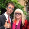 Robin Gibb et son épouse Dwina Murphy Gibb, en septembre 2009 dans leur ville de Thame (Oxfordshire). Avec Dwina, le Bee Gees a eu un fils, Robin-John. Durant leur mariage, il a également eu une fille, Snow, avec la bonne, Claire Yang.