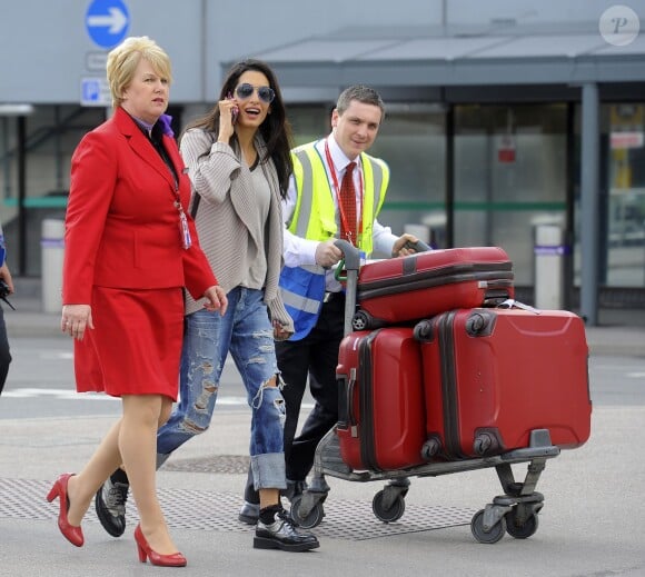 Amal Alamuddin, la fiancée de George Clooney arrivant à l'aéroport de Heathrow, Londres, le 13 mai 2014 avec de nombreux bagages en provenance des Etats-Unis.