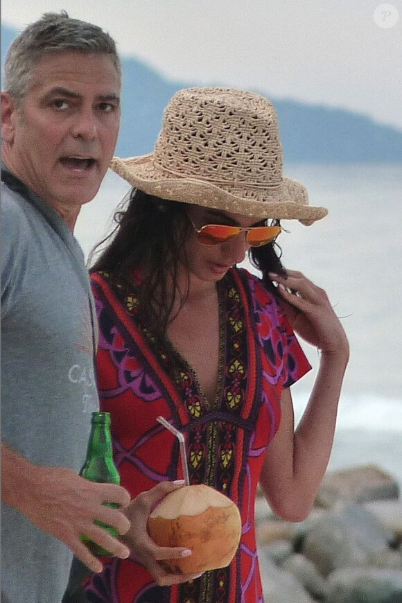 Exclusif - George Clooney et sa nouvelle compagne Amal Alamuddin en vacances sur une île dans l'Océan indien le 13 mars 2014