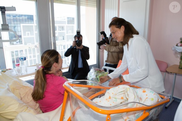 La princesse Stéphanie de Monaco attentionnée a rencontré de jeunes mamans et leurs bébés au Centre hospitalier Princesse Grace, le 27 mai 2014, dans le cadre de la Fête des mères.