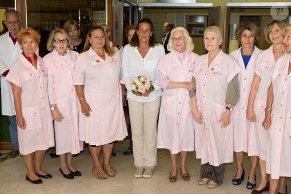 La princesse Stéphanie de Monaco entourée du personnel médical à la maternité du Centre hospitalier Princesse Grace, le 27 mai 2014, dans le cadre de la Fête des mères.
