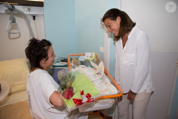 La princesse Stéphanie de Monaco, rose et layette à la main, a rencontré de jeunes mamans et leurs bébés au Centre hospitalier Princesse Grace, le 27 mai 2014, dans le cadre de la Fête des mères.