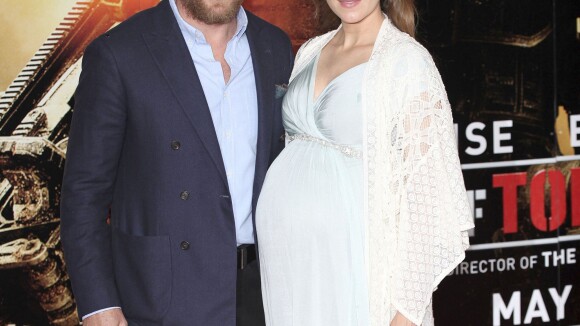 Jacqui Ainsley très enceinte avec son Guy Ritchie barbu : Un beau baby bump !