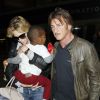 Charlize Theron avec son fils Jackson et son petit ami Sean Penn à l'aéroport de Los Angeles, le 29 mai 2014. 