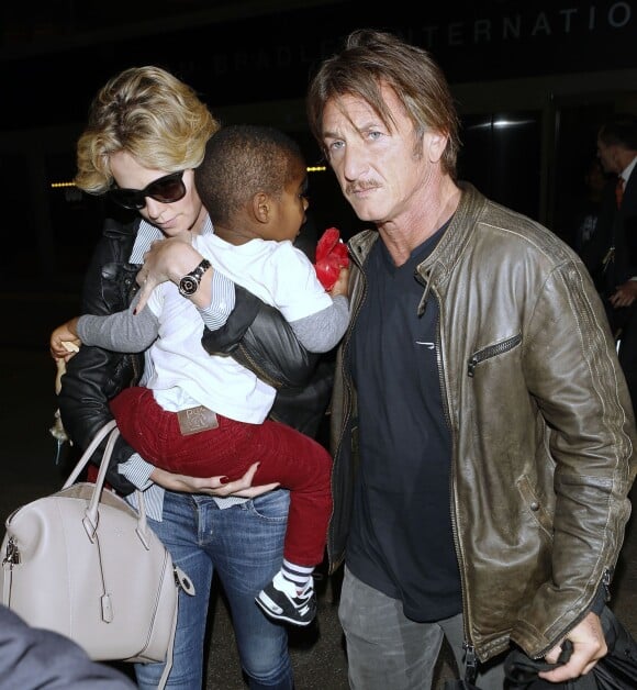 Charlize Theron, son fils Jackson et son petit ami Sean Penn débarquent à l'aéroport de Los Angeles, le 29 mai 2014.