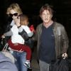 Charlize Theron, son fils Jackson et Sean Penn arrivent à l'aéroport de Los Angeles, le 29 mai 2014. 