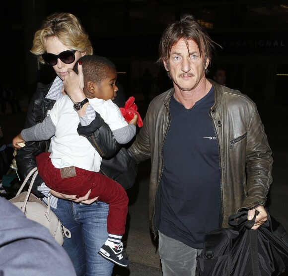 Charlize Theron, son fils Jackson et Sean Penn arrivent à l'aéroport de Los Angeles, le 29 mai 2014. 