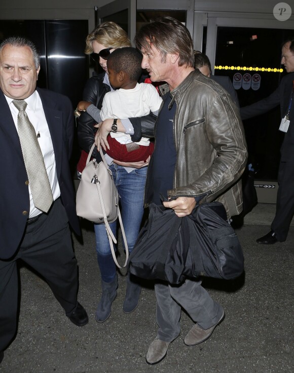 Charlize Theron arrive à l'aéroport de Los Angeles avec son fils Jackson et son petit ami Sean Penn, le 29 mai 2014.
