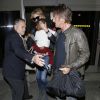 Charlize Theron arrive à l'aéroport de Los Angeles avec son fils Jackson et son petit ami Sean Penn, le 29 mai 2014.