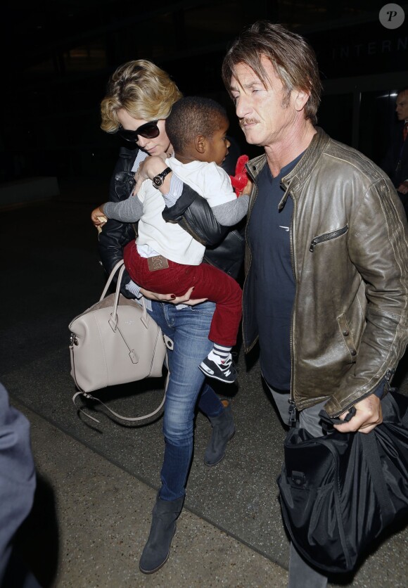 Charlize Theron arrive à l'aéroport de Los Angeles avec son fils Jackson et son petit ami Sean Penn, le 29 mai 2014.