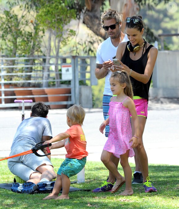 Alessandra Ambrosio et son fiancé Jamie Mazur avec leurs enfants Anja et Noah à Brentwood Los Angeles, le 31 mai 2014  Please Hide Children's Face Prior To The Publication 51435474 Supermodel Alessandra Ambrosio and fiance Jamie Mazur out working out with their children Anja and Noah in Brentwood, California on May 31, 2014. Alessandra and Jamie showed off their weird stretching routine. Jamie showed off a tattoo of his daughter's name on his chest.31/05/2014 - Los Angeles