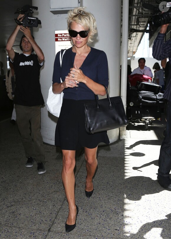 Pamela Anderson arrive à l'aéroport à Los Angeles, le 30 mai 2014.