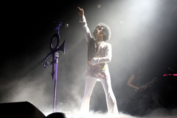Prince au Zénith de Paris, le 1er juin 2014. Il est accompagné par son nouveau groupe, entièrement féminin, 3RDEYEGIRL.