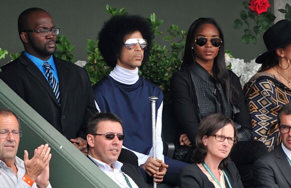 Le chanteur Prince assiste au match entre Rafael Nadal et Dusan Lajovic aux côtés de sa fiancée Damaris Lewis, lors des Internationaux de France de tennis de Roland-Garros à Paris, le 2 juin 2014.