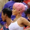 Rihanna profite d'un match de la NBA pour dévoiler sa poitrine sous un top blanc transparent Cherchait-telle à attirer l'attention d'un basketteur ? 