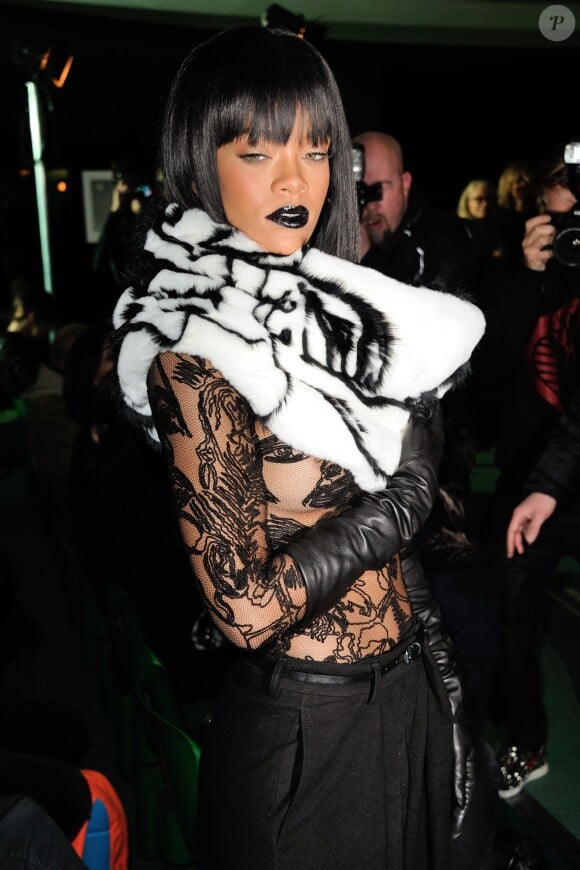 Rihanna arrive au défilé de son ami Jean-Paul Gaultier en mars 2014 armée d'un top transparent porté... sans soutien-gorge !