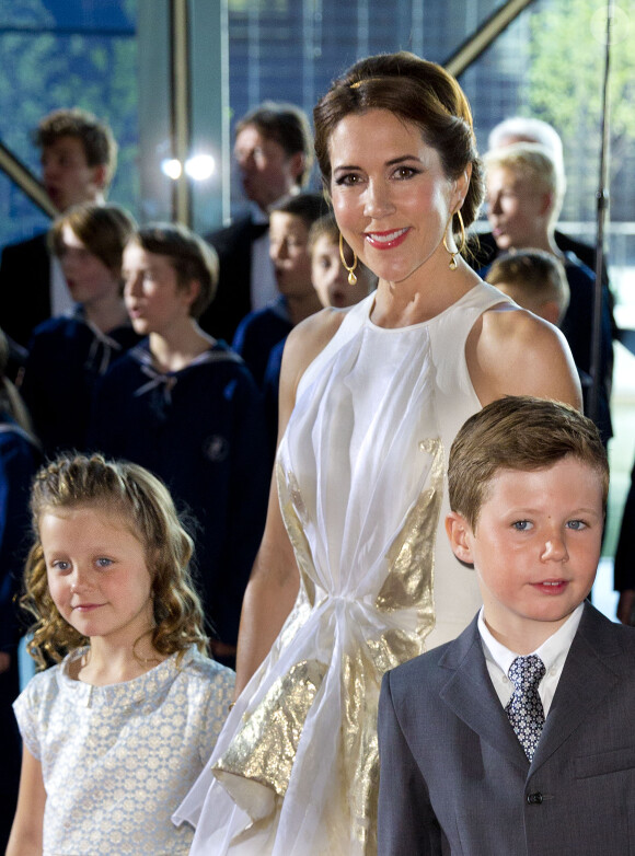 La princesse Mary de Danemark, en compagnie de leurs enfants Christian et Isabella, le 1er juin 2014 au siège de Radio Danemark à Copenhague pour le gala en l'honneur des 80 ans du prince consort Henrik.