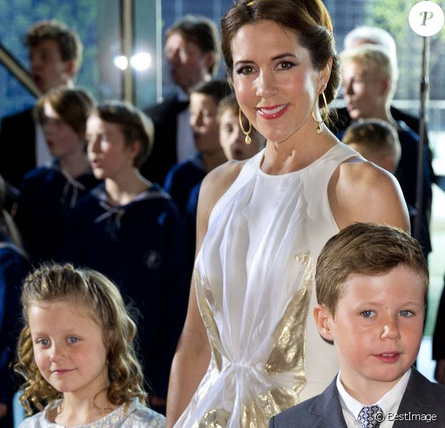 La princesse Mary de Danemark, en compagnie de leurs enfants Christian et Isabella, le 1er juin 2014 au siège de Radio Danemark à Copenhague pour le gala en l'honneur des 80 ans du prince consort Henrik.