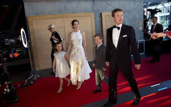 Le prince Frederik et la princesse Mary de Danemark, en compagnie de leurs enfants Christian et Isabella, le 1er juin 2014 au siège de Radio Danemark à Copenhague pour le gala en l'honneur des 80 ans du prince consort Henrik.