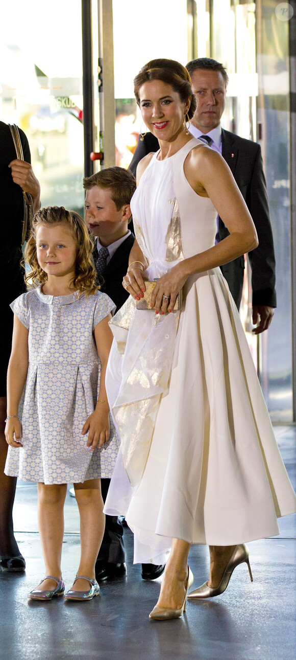 La princesse Mary de Danemark, en compagnie de ses enfants Christian et Isabella le 1er juin 2014 au siège de Radio Danemark à Copenhague pour le gala en l'honneur des 80 ans du prince consort Henrik.