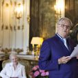 Le prince Henrik du Danemark présente sa poésie "Dans mes Nuits sereines" en présence de la reine Margrethe de Danemark lors d'une séance de lecture au château de Fredensborg à Copenhague, le 27 mai 2014. L'acteur Thure Lindhardt a lu la version danoise de la poésie du prince.
