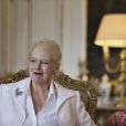 Le prince Henrik du Danemark présente sa poésie "Dans mes Nuits sereines" en présence de la reine Margrethe de Danemark lors d'une séance de lecture au château de Fredensborg à Copenhague, le 27 mai 2014. L'acteur Thure Lindhardt a lu la version danoise de la poésie du prince.