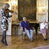 Le prince Henrik du Danemark présente sa poésie "Dans mes Nuits sereines" en présence de la reine Margrethe de Danemark lors d'une séance de lecture au château de Fredensborg à Copenhague, le 27 mai 2014. L'acteur Thure Lindhardt a lu la version danoise de la poésie du prince.