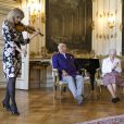Le prince Henrik du Danemark présente sa poésie "Dans mes Nuits sereines" en présence de la reine Margrethe de Danemark lors d'une séance de lecture au château de Fredensborg à Copenhague, le 27 mai 2014. L'acteur Thure Lindhardt a lu la version danoise de la poésie du prince.