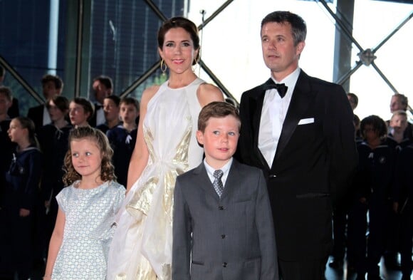 La princesse Mary de Danemark et son mari le prince Frederik de Danemark avec leurs enfants le prince Christian et la princesse Isabella le 1er juin 2014 au siège de Radio Danemark à Copenhague pour le gala en l'honneur des 80 ans du prince consort Henrik.