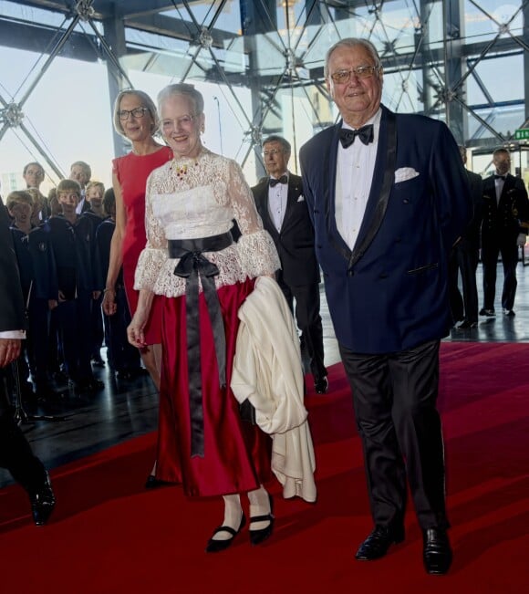 Le prince Henrik de Danemark avec son épouse la reine Margrethe II lors du gala à l'occasion de son 80e anniversaire le 1er juin 2014 au siège de Radio Danemark à Copenhague.