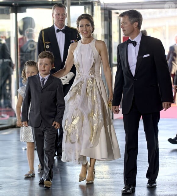 La princesse Mary et le prince Frederik de Danemark avec leurs enfants le prince Christian et la princesse Isabella le 1er juin 2014 au siège de Radio Danemark à Copenhague pour le gala en l'honneur des 80 ans du prince consort Henrik.