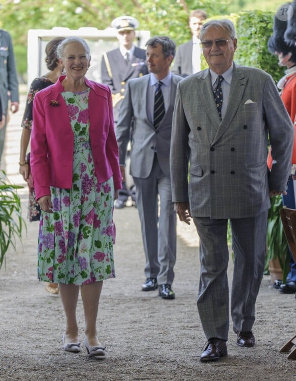 Le prince consort Henrik de Danemark avec son épouse la reine Margrethe II à l'Orangeraie du château de Fredensborg le 2 juin 2014 pour une réception à l'occasion de son 80e anniversaire.