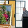 Le prince Henrik de Danemark dévoile un nouveau portrait le 2 juin 2014 à l'Orangerie du château de Fredensborg pour son 80e anniversaire.
