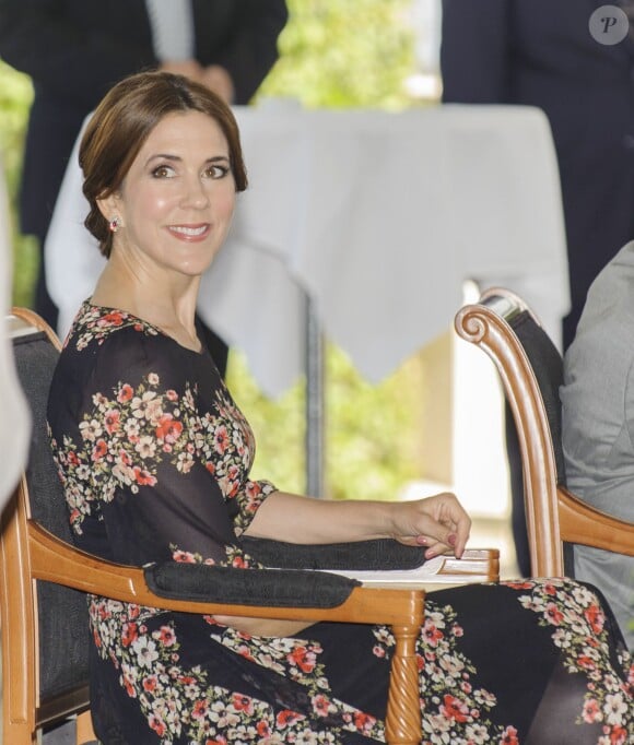La princesse Mary de Danemark à l'Orangerie du château de Fredensborg pour une réception en l'honneur des 80 ans du prince Henrik, le 2 juin 2014.