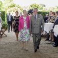  Le prince consort Henrik de Danemark avec son épouse la reine Margrethe II à l'Orangeraie du château de Fredensborg le 2 juin 2014 pour une réception à l'occasion de son 80e anniversaire. 
