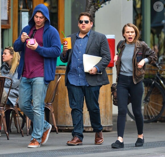 Jonah Hill déguste un "Frozen yogurt" avec sa petite amie Isabelle McNally et un ami à New York, le 28 avril 2014.