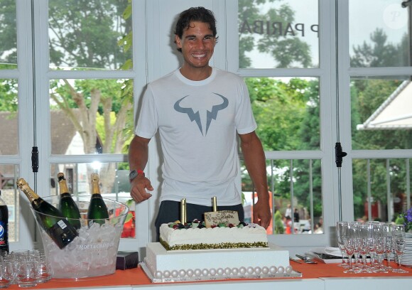 Le joueur espagnol Rafael Nadal fête son anniversaire pendant Roland-Garros à Paris, le 3 juin 2014. Il a soufflé ses 28 bougies.