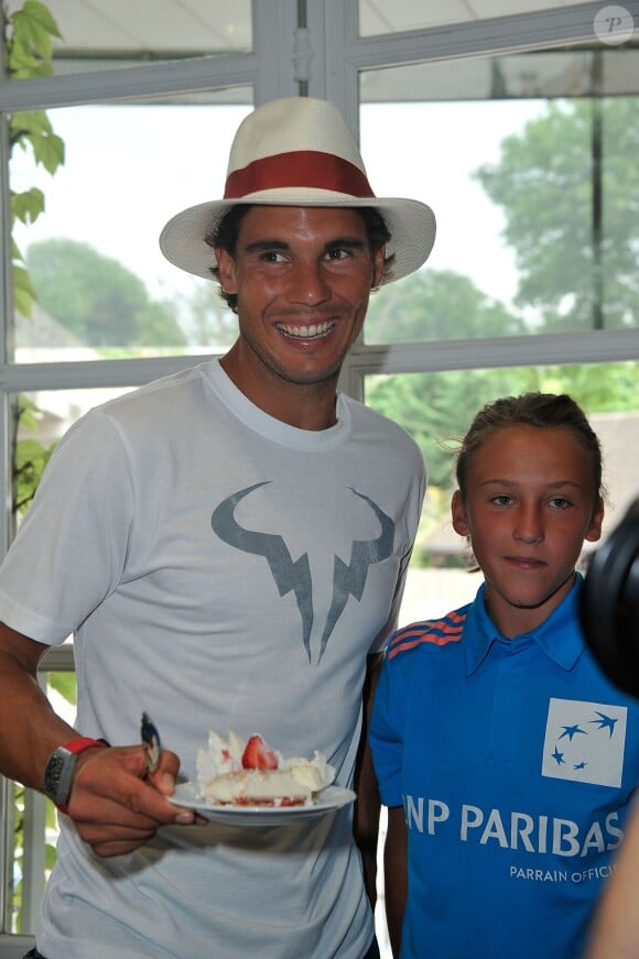 Le joueur espagnol Rafael Nadal fête ses 28 anq pendant Roland-Garros à Paris, le 3 juin 2014.
