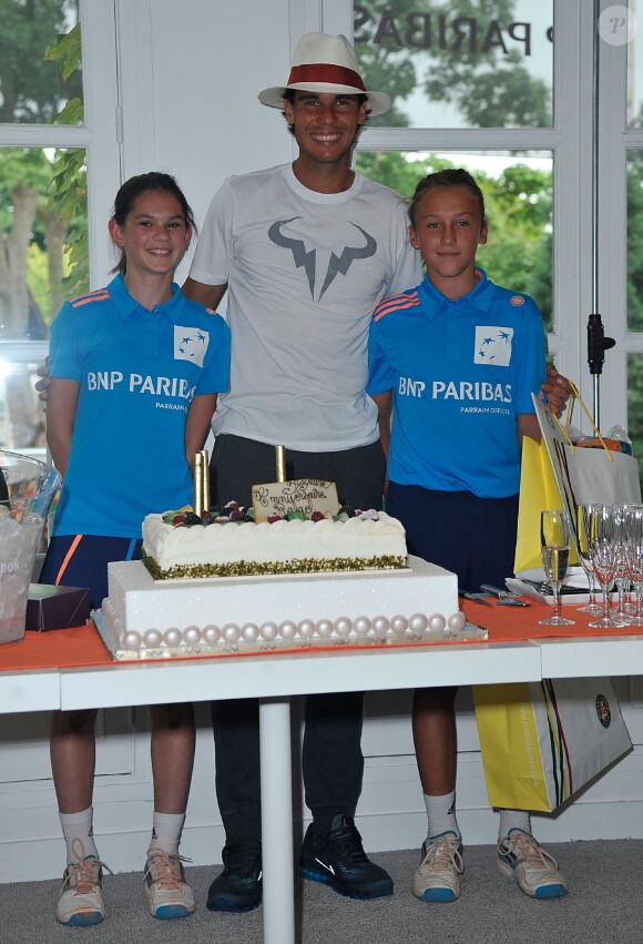 Le joueur espagnol Rafael Nadal fête son anniversaire pendant Roland-Garros à Paris, le 3 juin 2014. Il a soufflé ses 28 bougies.