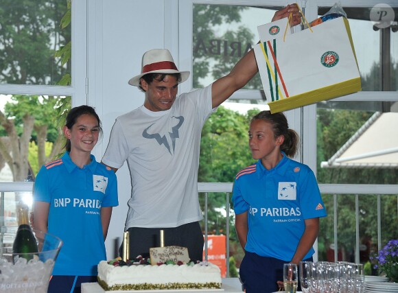 Le joueur espagnol Rafael Nadal fête son anniversaire pendant Roland-Garros à Paris, le 3 juin 2014. Il a soufflé ses 28 bougies.