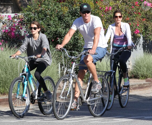 Cindy Crawford, son mari Rande Gerber et leur fille Kaia font du vélo à Malibu, le 16 mars 2014.