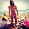 Alexandra Rosenfeld ravissante en bikini avec sa fille, et un autre enfant, à la plage le 6 juin 2014