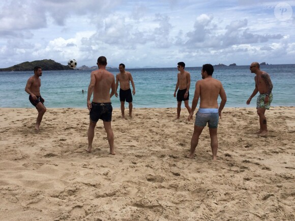 Christophe Dugarry et ses camarades échangent quelques passes sur la plage du Taïwana, à St-Barthélémy.