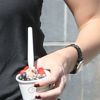Exclusif - Charlize Theron va acheter une glace chez Pinkberry pour son fils Jackson à Hollywood, le 4 juin 2014.
