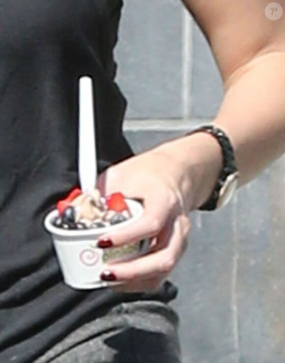 Exclusif - Charlize Theron va acheter une glace chez Pinkberry pour son fils Jackson à Hollywood, le 4 juin 2014.