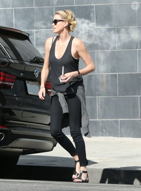 Exclusif - Charlize Theron va acheter une glace chez Pinkberry pour son fils Jackson à Hollywood, le 4 juin 2014.