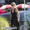 Exclusif - Charlize Theron va acheter une glace chez Pinkberry pour son fils Jackson à Hollywood, le 4 juin 2014.